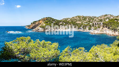 Vista panoramica del porto e spiaggia di ghiaia di Calanque Méjean in Ensuès la redonne, una delle insenature di Côte bleue. Il sud della Francia, Europa Foto Stock