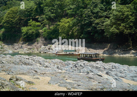 Katsura River,Kyoto,Giappone - Luglio 7,2019 : i turisti sulle barche nel fiume Katsura Foto Stock