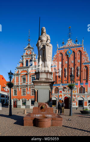 Statua di Rolando, Casa delle Teste Nere e Schwab House, la Town Hall Square, Città Vecchia, Riga, Lettonia, Nord Europa, Foto Stock