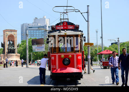 Il vecchio tram in Taksim, Istanbul Foto Stock