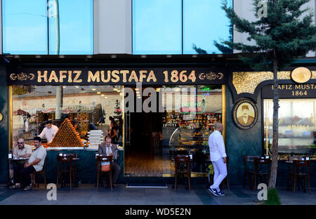 Tradizionale Turca / arabo caramelle vendute presso la famosa Hafiz Mustafa 1864 negozio di dolci da Taksim sq. in Istanbul. Foto Stock