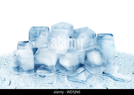 Cubetti di ghiaccio sul vetro bianco sullo sfondo dello specchio di riflessione isolato vicino congelati trasparente blu schiacciata di cubetti di ghiaccio fuso chiaro eventuali fuoriuscite di acqua fredda Foto Stock