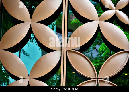 Chiusura del rivestimento metallico più esterno di vetro con motivi floreali di ripetizione dei motivi geometrici e di forte dettaglio come sfondo astratto Foto Stock