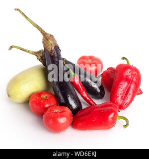 Pomodori rossi, peperoni, Red Hot Chili Peppers, big viola melanzane, zucchine verde, cadute di gocce di acqua su sfondo bianco closeup isolato Foto Stock