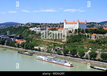 Bratislava, Slovacchia, 18 Luglio 2019: vista del castello di Bratislava contro il cielo blu Foto Stock