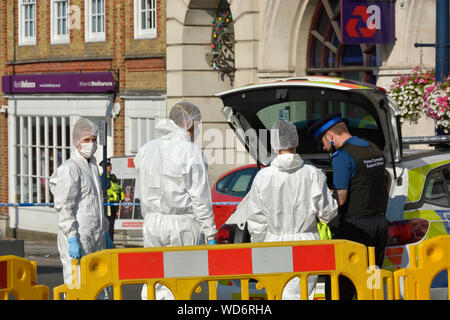 Maidstone, Kent, Regno Unito. Cordone di polizia fuori dal centro città di domenica mattina mentre i team forense indagare sulla scena di numerosi stabbings lo per tutta la notte. Foto Stock