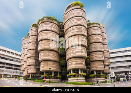 SINGAPORE - Ottobre 24, 2016: moderno edificio architettonico di Nanyang Technological University di Singapore. Paesaggio urbano contemporaneo di archi Foto Stock