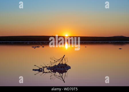 Tramonto su Koyashsky Salt Lake con acqua di rosa. Koyashskoye è un lago salato sulla costa della penisola di Kerch nel crimine. La Russia. Foto Stock