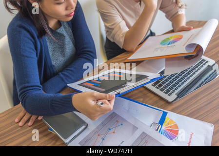 Angolo di alta vista di imprenditrici lavorando sulle statistiche finanziarie documenti Foto Stock