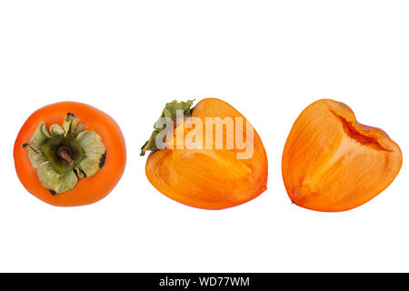 Persimmon o sharon frutti con foglie verdi uno intero e un taglio in due metà su sfondo bianco isolato da vicino Foto Stock