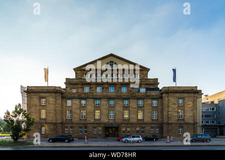 Stoccarda, Germania, 25 agosto 2019, vista posteriore sulla facciata della famosa opera house nel centro giardino del palazzo con il trasporto su strada e il traffico, questo è il posto giusto per Foto Stock