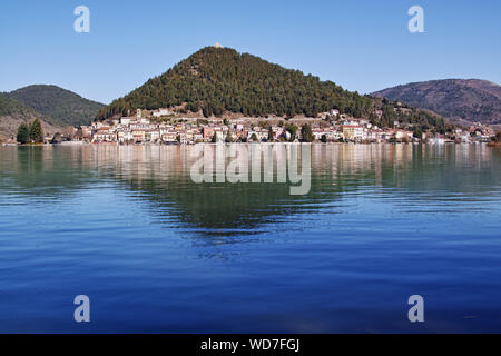 Il borgo di Piediluco è riflessa nell'omonimo lago Foto Stock