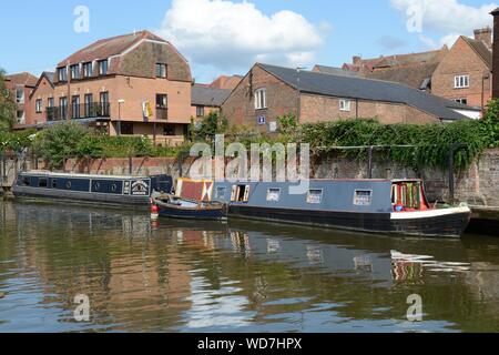 Narrowboats ormeggiato sul fiume Avon a Tewksbury Gloucestershire England Regno Unito Foto Stock