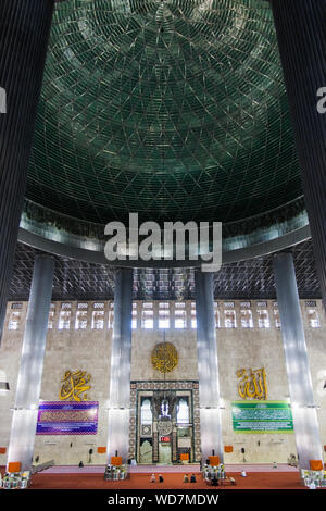 L'interno dell'Masjid Istiqlal (indipendenza Moschea) Jakarta, Indonesia Foto Stock