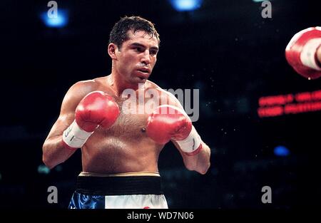 Nov. 13, 1998 - HBO: mondo CHAMPIONSHION boxe. OSCAR DE LA HOYA(Immagine di credito: © HBO/Entertainment foto/ZUMAPRESS.com) Foto Stock