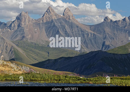 Famose cime delle Aiguilles d'Arves nelle Alpi francesi Foto Stock