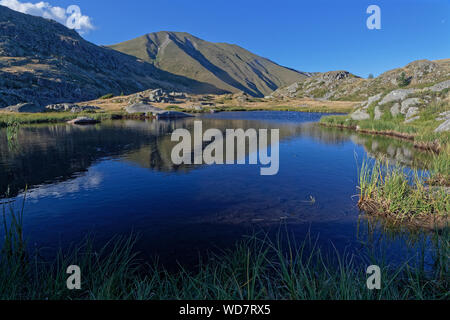 Riflessioni su un lago di montagna delle Alpi francesi Foto Stock