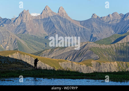 Tramonto sulle Aiguilles d'Arves cime sopra il lago Guichard Foto Stock