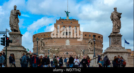 Roma, Italia - 2 Marzo 2017: Castel Sant'Angelo e Bernini della statua sul ponte, Roma, Italia. Palazzo di giustizia sullo sfondo. Foto Stock