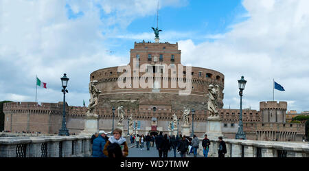Roma, Italia - 2 Marzo 2017: Castel Sant'Angelo e Bernini della statua sul ponte, Roma, Italia. Palazzo di giustizia sullo sfondo. Foto Stock