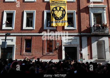 Decine di persone prostrati davanti alla porta principale del centro sociale "La Ingobernable', Mercoledì, 28 agosto 2019, come una forma di protesta e per evitare lo sfratto ordinato dal Comune di Madrid, a Madrid (Spagna). Dopo la notifica del Comune di Madrid consegnati al centro sociale "La Ingobernable' (considerato come una "quatter' sito), in modo che essi lasciano la costruzione che 'occupato' per 845 giorni, situato in Paseo del Prado, su Gobernador street, 39, centinaia di persone si sono radunate presso l'ingresso principale del Centro Sociale a 'defend'. I tecnici del Concistoro ed età Foto Stock