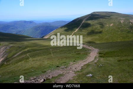 Il percorso per la Wainwright 'Grasmoor' da vicino il Vertice di Anguilla Falesia Falesia "Hill' nel Parco Nazionale del Distretto dei Laghi, Cumbria, England, Regno Unito Foto Stock