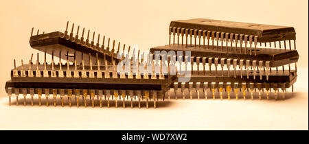 Chip elettronico di circuiti integrati utilizzati nel primo computer e risalente agli anni 1980/1981, essendo parte di La mia collezione Foto Stock