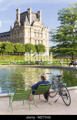 Paris Tuileries garden - persone sedute intorno al piccolo lago presso il Giardino delle Tuileries a Parigi, in Francia, in Europa. Foto Stock