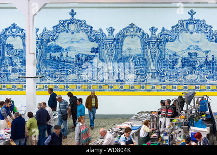 Pannello di azulejos in Livramento mercato alimentare nella città di Setubal, Portogallo Foto Stock