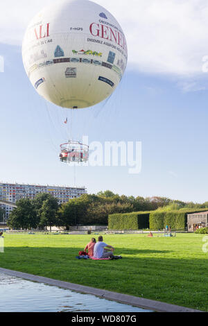 Parigi Andre Citroen Park - guardare la gente lo sbarco del Paris mongolfiere nel Parco Andre Citroen nel quindicesimo arrondissement. In Francia, in Europa. Foto Stock