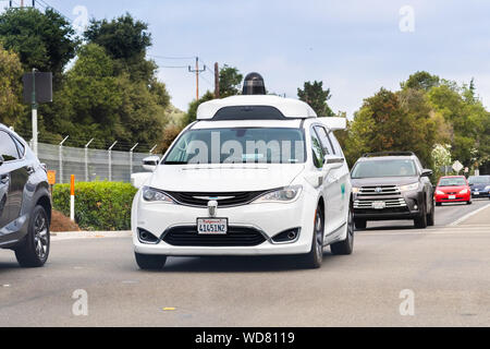 Agosto 28, 2019 Palo Alto / CA / STATI UNITI D'AMERICA - Waymo auto auto pilotaggio effettuando test su di una strada nella Silicon Valley; Waymo, filiale di alfabeto, è svil Foto Stock