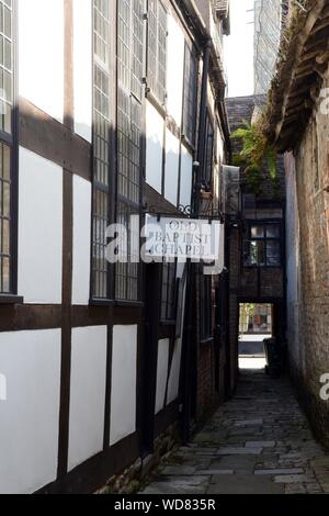 Vecchia Cappella Battista storico edificio con travi di legno in uno stretto vicolo Tewkesbury Gloucestershire England Regno Unito Foto Stock