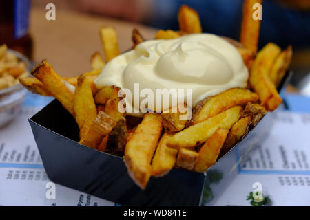 Cibo di strada. Patatine fritte belghe, pommes frites Foto Stock