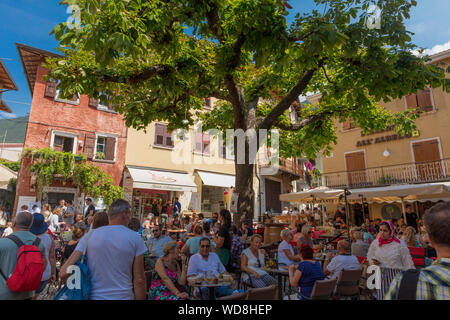 Malcesine, Lago di Garda, Italia, Agosto 2019, una vista della piccola cittadina di Malcesine in piazza del mercato Foto Stock