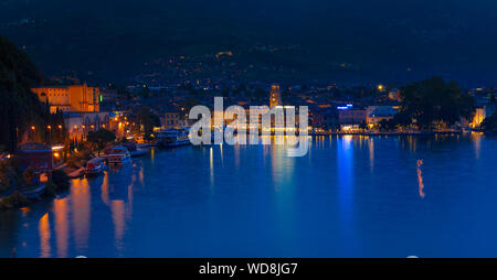 Riva del Garda Lago di Garda, Italia, Agosto 2019, la vista del lago e la città Foto Stock