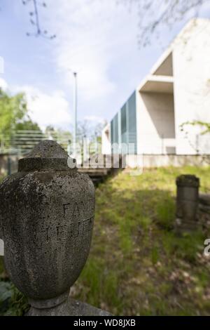 Colpo verticale di una pentola di pietra in un giardino successivo all'architettura Foto Stock