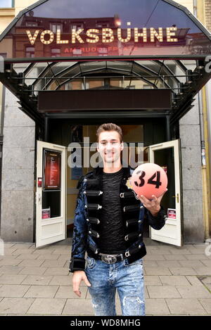 Colonia, Germania. 28 Agosto, 2019. Il mago André Blake pone al programma 2019/2020 prestazioni del Kölner Volksbühne a Rudolfplatz. Credito: Horst Galuschka/dpa/Alamy Live News Foto Stock