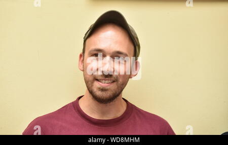 Colonia, Germania. 28 Agosto, 2019. Il musicista Ögünc Kardelen pone al programma 2019/2020 prestazioni del Kölner Volksbühne a Rudolfplatz. Credito: Horst Galuschka/dpa/Alamy Live News Foto Stock