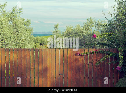 Giardino in legno cancello in Sardegna, Italia Foto Stock