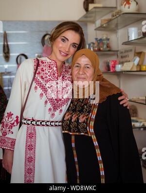 Amman, Giordania. 28 Agosto, 2019. La regina Rania durante una visita a Umm Ar-Rasas e incontro con i membri della Umm Ar-Rasas donne SocietyAmman Cooperativa, il 28 agosto 2019 Credit: Royal Corte Hashemita /Albert Nieboer/ Paesi Bassi OUT/point de vue OUT |/dpa/Alamy Live News Foto Stock