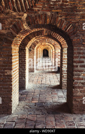 Archi in mattone nel caravanserai nella città Shaki Foto Stock