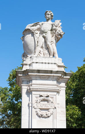 Pilastro di pietra o colonna con scultura al cancello Sud e Ovest Africa, che segna l'ingresso formale al Buckingham Palace Grounds a Westminster London, Regno Unito. Foto Stock