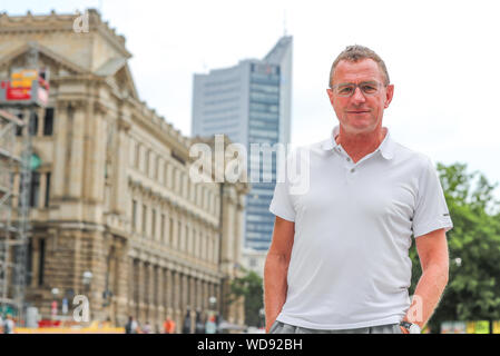 Leipzig, Germania. 28 Agosto, 2019. L'ex allenatore di calcio Ralf Rangnick è sull orlo di un appuntamento con la sua fondazione a Martin-Luther-anello (sullo sfondo la torre della città). Ralf Rangnick era allenatore e direttore sportivo della RB-Leipzig e ora è capo dello Sport & Sviluppo Soccer al Red Bull. Credito: Jan Woitas/dpa-Zentralbild/dpa/Alamy Live News Foto Stock