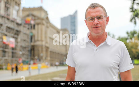 Leipzig, Germania. 28 Agosto, 2019. L'ex allenatore di calcio Ralf Rangnick è sull orlo di un appuntamento con la sua fondazione a Martin-Luther-anello (sullo sfondo la torre della città). Ralf Rangnick era allenatore e direttore sportivo della RB-Leipzig e ora è capo dello Sport & Sviluppo Soccer al Red Bull. Credito: Jan Woitas/dpa-Zentralbild/dpa/Alamy Live News Foto Stock