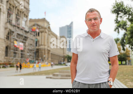 Leipzig, Germania. 28 Agosto, 2019. L'ex allenatore di calcio Ralf Rangnick è sull orlo di un appuntamento con la sua fondazione a Martin-Luther-anello (sullo sfondo la torre della città). Ralf Rangnick era allenatore e direttore sportivo della RB-Leipzig e ora è capo dello Sport & Sviluppo Soccer al Red Bull. Credito: Jan Woitas/dpa-Zentralbild/dpa/Alamy Live News Foto Stock