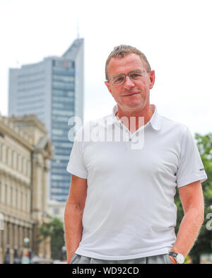 Leipzig, Germania. 28 Agosto, 2019. L'ex allenatore di calcio Ralf Rangnick è sull orlo di un appuntamento con la sua fondazione a Martin-Luther-anello (sullo sfondo la torre della città). Ralf Rangnick era allenatore e direttore sportivo della RB-Leipzig e ora è capo dello Sport & Sviluppo Soccer al Red Bull. Credito: Jan Woitas/dpa-Zentralbild/dpa/Alamy Live News Foto Stock