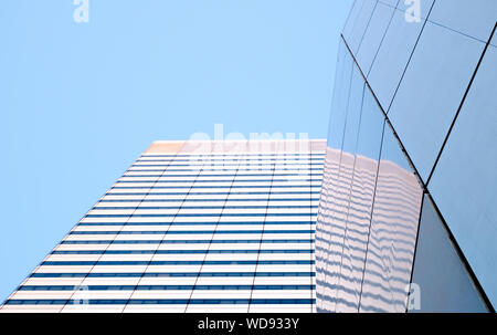 Uffici moderni edifici a basso angolo di visione Foto Stock