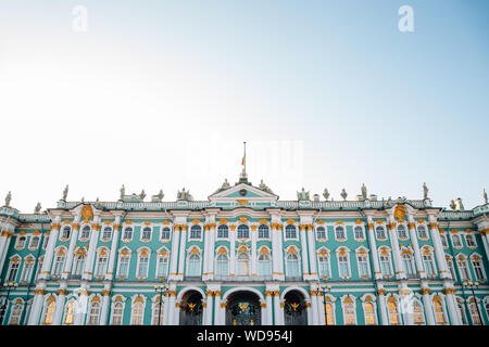 Winter Palace Hermitage Museum presso la Piazza del Palazzo a San Pietroburgo, Russia Foto Stock