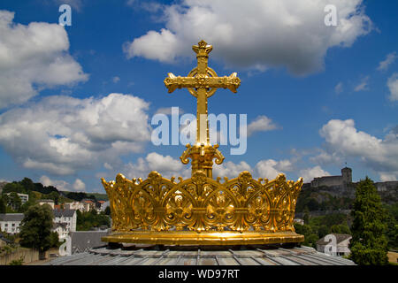 Golden crown sulla Basilica dell Immacolata Concezione della Beata Vergine Maria di Lourdes, Francia Foto Stock