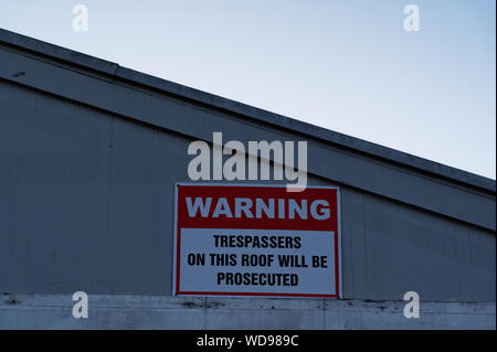 Le persone sono avvertiti di non salire sul tetto di questo segno su un edificio Foto Stock